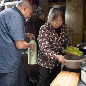 要怎么形容今夜的风，所有的星光为你闪动