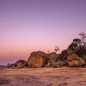 阳光透过百叶窗的金色幻景