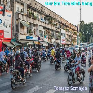Giữa Khoảnh Khắc Này