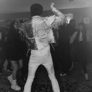 Una Canción que Celebra a Fran Maira Haciendo la Vida Más Divertida