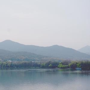 关于老严去江边撒尿的故事