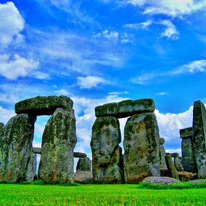 西湖烟雨醉游人