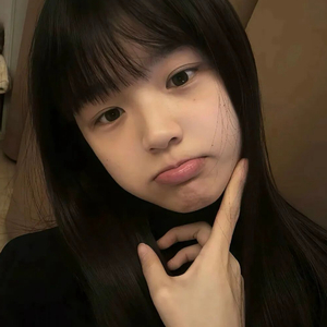 转身拥吻她的肩