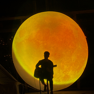 她说她讨厌下雨