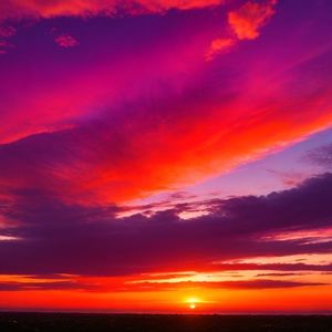 傍晚的天空有晚霞