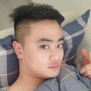 黑人击剑运动员与钢专生