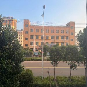 黯伤在心田，别恋泪潸然。