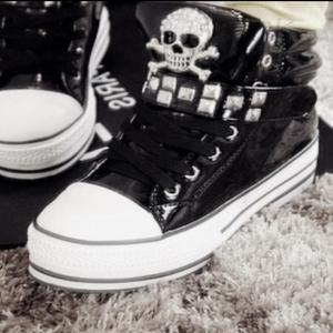 lights, cameras, action (feat. 6arelyhuman)