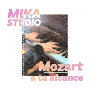 Hermosas hojas de arce esparcidas en otoño