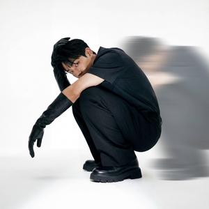 街灯の下の影絵遊び