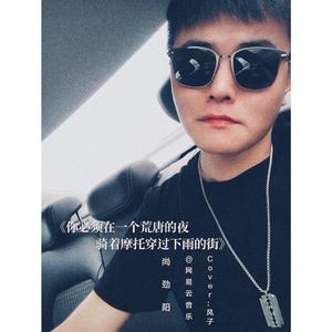 你必须在一个荒唐的夜，骑着摩托穿过下雨的街。