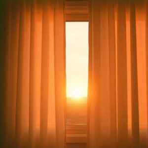 朝の光が差し込む部屋