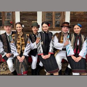 Se grăbesc flăcăii-n sat