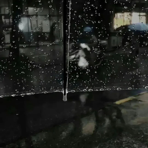 雨中破碎回忆