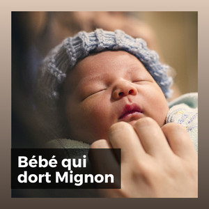 Les filles et les garçons sortent pour jouer à la comptine