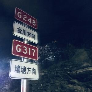 这句话像侧着身子才能过去的门