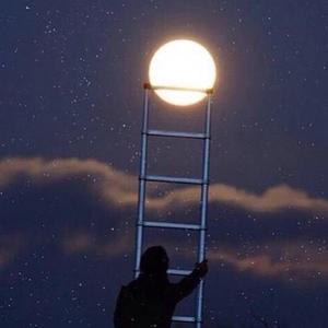 今晚我把月亮偷下来只给你一个人看