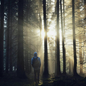 嘿，如果可以请让我穿上你最喜欢的那件衣裳站在那天的阳光下认真的听你说完那句话再微笑着离开吧