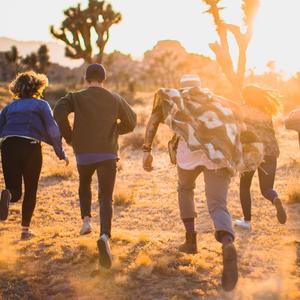 大家一起捉迷藏