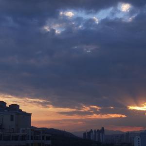 凌晨夜里等着她的消息.