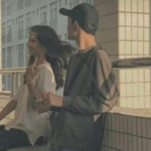 不知所措（翻自 王靖雯不胖）