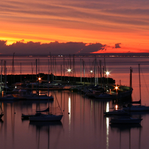 风吹过夏夜的海