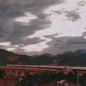 “你看！下雨了”