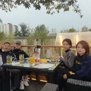 我们打着光脚在风车下跑，手上的狗尾巴草摇