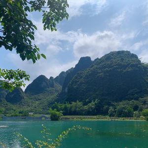 莫问天涯路几重，青衫侧帽且从容