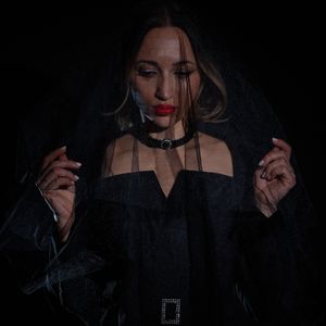 Сжала руки под темной вуалью