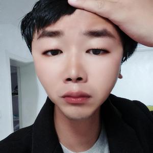 欣然的眼眸闪烁着泪光的今夜