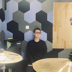 悲伤的人在城市里舞蹈