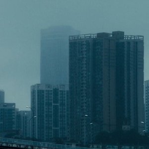 街​の​上​空​を​飛​ぶ