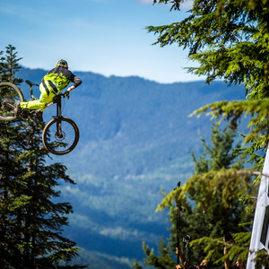 这是假的bass house因为我真的不会做（滑稽）