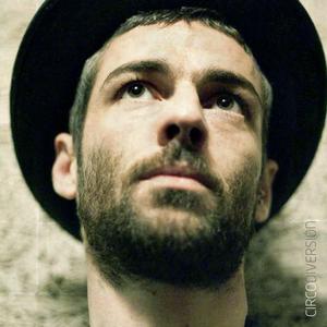 Niña Saltarina (feat. Coque Malla)