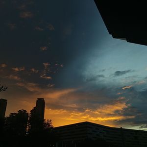 背靠着背
