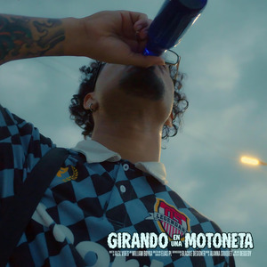 Girando En Una Motoneta