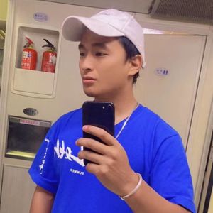 戴耳机的姑娘说我下的面很好吃