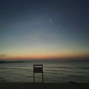 老书摊里的光影里的青涩温柔