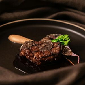 ある会員制レストランの最高級ステーキ (Food Music)