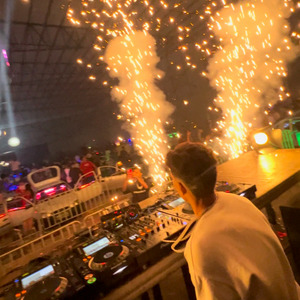 Senta Olhando pra Mim (Eletrofunk)