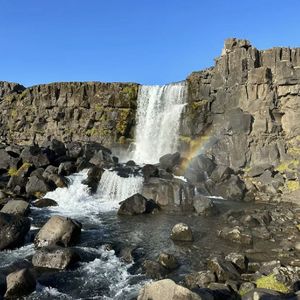 人间总有三两愁