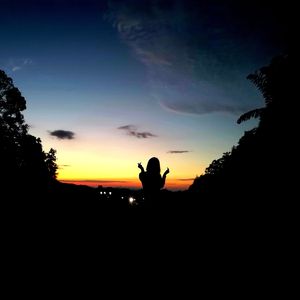 落日天空下你和晚霞