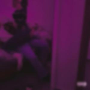 שוכבת איתי במיטה