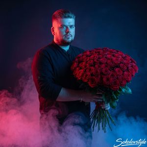 Букет алых роз