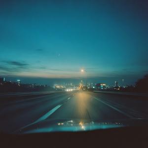 まだ静かな交差点