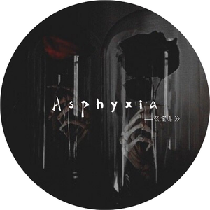 白天假装开心的人在夜晚开始腐烂