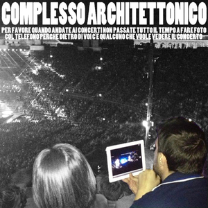 Per favore quando andate ai concerti non passate tutto il tempo a fare foto col telefono perché dietro di voi c'è qualcuno che vuole vedere il concerto