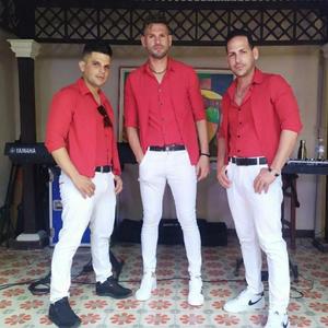 Extraña (feat. David Alejandro Riveron)