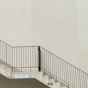 此刻，我们应该坐在年轻的海岸上